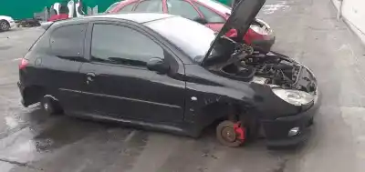 Véhicule à la ferraille peugeot 206 berlina xs de l'année 2004 alimenté rhy
