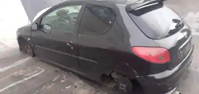 Véhicule à la ferraille peugeot 206 berlina xs de l'année 2004 alimenté rhy