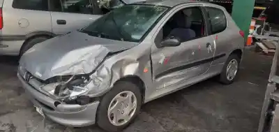 Véhicule à la ferraille PEUGEOT 206 BERLINA XR de l'année 1998 alimenté WJZ