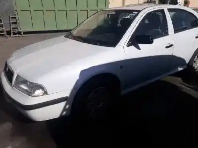 Verschrottungsfahrzeug SKODA OCTAVIA BERLINA (1U2) 1.6 CAT des Jahres 1999 angetrieben AEE