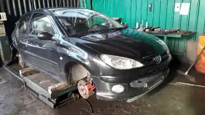 Véhicule à la ferraille peugeot 206 berlina gt de l'année 2004 alimenté rfn