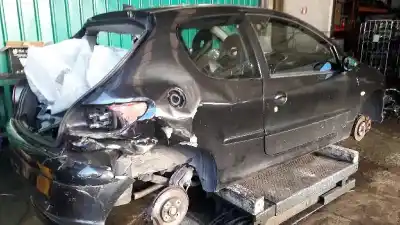 Véhicule à la ferraille peugeot 206 berlina gt de l'année 2004 alimenté rfn