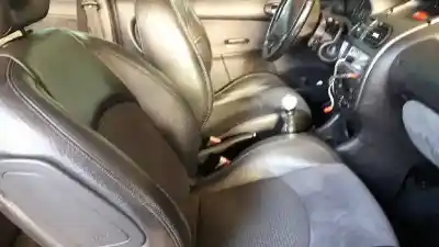 Véhicule à la ferraille peugeot 206 berlina gt de l'année 2004 alimenté rfn