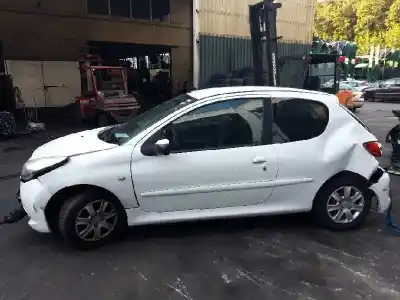 Véhicule à la ferraille peugeot 206+ básico de l'année 2009 alimenté 8hz