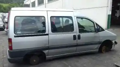 Véhicule à la ferraille peugeot                                            expert kombi                                                                                                                                                                                                                                               confort acristaldo (5 asientos)                                                                                                                                                                                                                            de l'année 2004 alimenté rhz