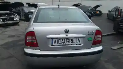 Veículo de Sucata SKODA OCTAVIA BERLINA (1U2) 1.6 do ano 2001 alimentado AVU