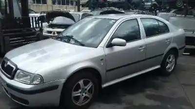 Veículo de Sucata skoda octavia berlina (1u2) 1.6 do ano 2001 alimentado avu