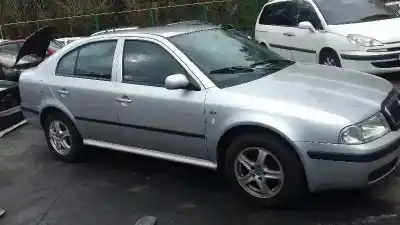 Veículo de Sucata skoda octavia berlina (1u2) 1.6 do ano 2001 alimentado avu