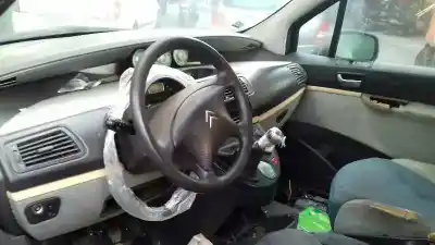 Véhicule à la ferraille citroen c8 2.0 hdi x de l'année 2002 alimenté rht