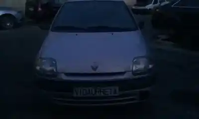 Sloopvoertuig RENAULT CLIO II FASE I (B/CBO) * van het jaar 2000 aangedreven D7F720