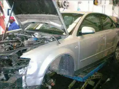 Veicolo di demolizione AUDI A4 BERLINA (8E)  dell'anno 2000 alimentato AWX