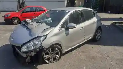 Veicolo di demolizione PEUGEOT                                            208                                                                                                                                                                                                                                                        Allure                                                                                                                                                                                                                                                     dell'anno 2013 alimentato 9H06