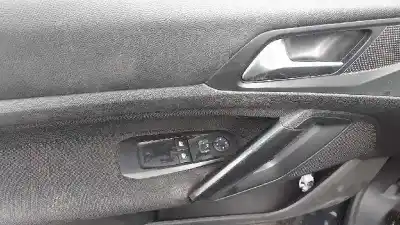 Veículo de Sucata peugeot 308 access do ano 2015 alimentado 9h06
