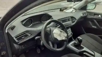 Veículo de Sucata peugeot 308 access do ano 2015 alimentado 9h06