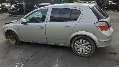 Vehículo de desguace opel astra h berlina cosmo del año 2005 con motor 