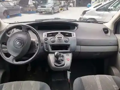 Véhicule à la ferraille renault scénic ii (jm0/1_) 1.9 dci (jm0g, jm12, jm1g, jm2c) de l'année 2004 alimenté f9q812