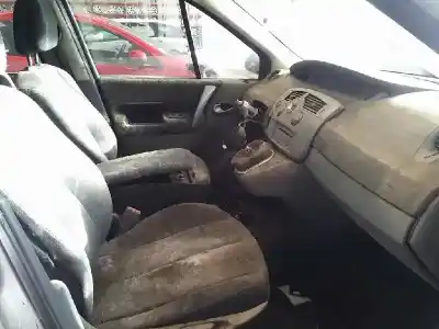 Scrapping Vehicle renault scénic ii (jm0/1_) 1.9 dci (jm14) of the year 2008 powered f9q818