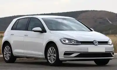 Veicolo di demolizione VOLKSWAGEN GOLF VII LIM. 2.0 TDI dell'anno 2019 alimentato DEJA