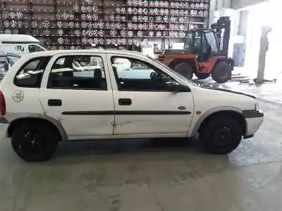 Veicolo di demolizione opel corsa b 1.7 diesel dell'anno 1996 alimentato 
