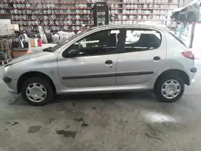 Véhicule à la ferraille peugeot                                            206 berlina                                                                                                                                                                                                                                                1.4                                                                                                                                                                                                                                                        de l'année 2000 alimenté kfx