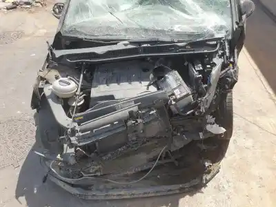 Veicolo di demolizione volkswagen touran 1.6 tdi dell'anno 2017 alimentato dgda