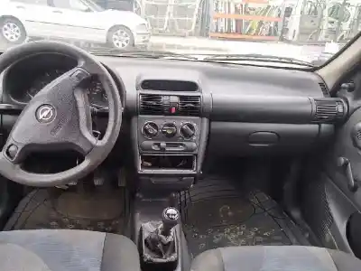 Veicolo di demolizione opel corsa b 1.0 12v dell'anno 2000 alimentato x10xe