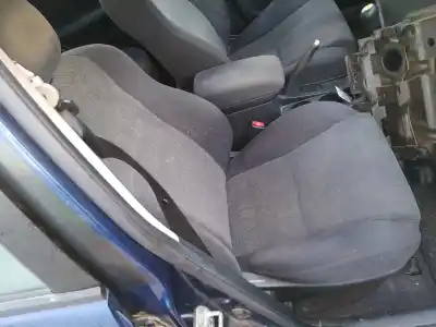 Veículo de Sucata toyota corolla (e12) 2.0 d-4d linea luna berlina do ano 2003 alimentado 1cdftv