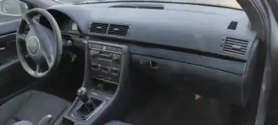 Veículo de Sucata audi a4 berlina (8e) 1.9 tdi do ano 2002 alimentado awx