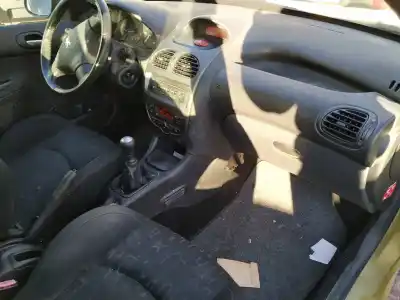 Veicolo di demolizione peugeot 206 berlina quicksilver dell'anno 2003 alimentato nfu