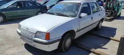 Véhicule à la ferraille opel kadett d básico berlina de l'année 1988 alimenté 16sv
