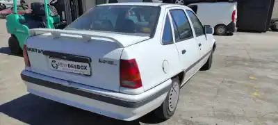 Véhicule à la ferraille opel kadett d básico berlina de l'année 1988 alimenté 16sv