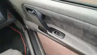 Veículo de Sucata nissan primera berlina (p11) 2.0 navigation do ano 2000 alimentado cd20t