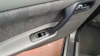 Veículo de Sucata nissan primera berlina (p11) 2.0 navigation do ano 2000 alimentado cd20t