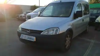 Sloopvoertuig opel combo tour van het jaar 2003 aangedreven y17dtl