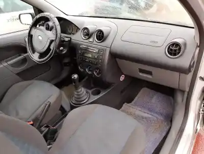 Vehicul casat ford fiesta (cbk) ambiente al anului 2003 alimentat fxjb