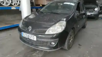 Vehículo de desguace RENAULT CLIO III K9K764 del año 2005 con motor K9K764