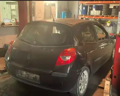 Veicolo di demolizione RENAULT CLIO III  dell'anno 2006 alimentato D4F740