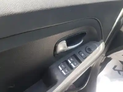 Véhicule à la ferraille kia carens ( ) attract de l'année 2013 alimenté g4fd