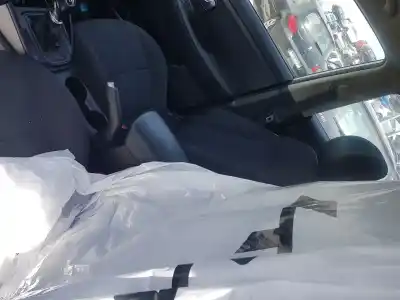 Véhicule à la ferraille kia carens ( ) attract de l'année 2013 alimenté g4fd