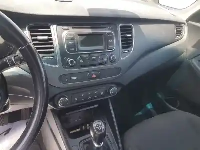 Véhicule à la ferraille kia carens ( ) attract de l'année 2013 alimenté g4fd