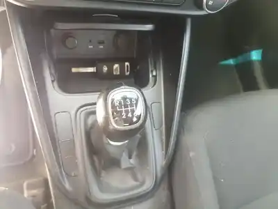 Véhicule à la ferraille kia carens ( ) attract de l'année 2013 alimenté g4fd