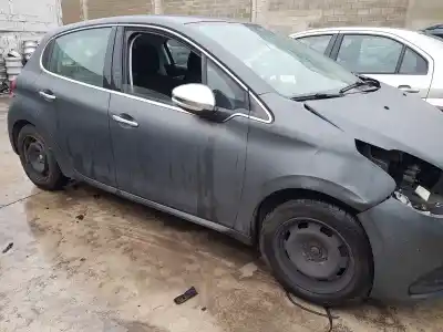 Véhicule à la ferraille peugeot 208 access de l'année 2015 alimenté bh02