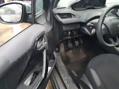 Véhicule à la ferraille peugeot 208 access de l'année 2015 alimenté bh02