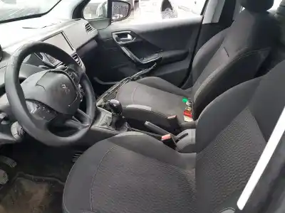 Véhicule à la ferraille peugeot 208 access de l'année 2015 alimenté bh02