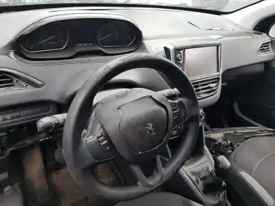 Véhicule à la ferraille peugeot 208 access de l'année 2015 alimenté bh02