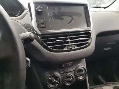 Véhicule à la ferraille peugeot 208 access de l'année 2015 alimenté bh02