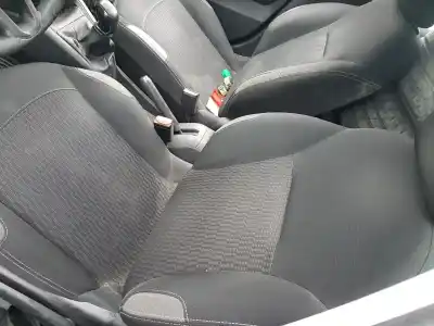 Véhicule à la ferraille peugeot 208 access de l'année 2015 alimenté bh02