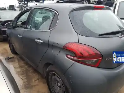 Véhicule à la ferraille peugeot 208 access de l'année 2015 alimenté bh02