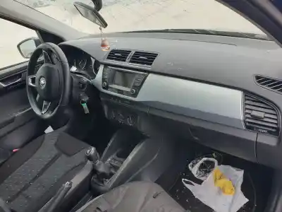 Veículo de Sucata skoda fabia business do ano 2016 alimentado chy