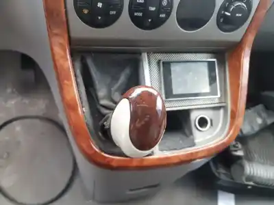 Véhicule à la ferraille kia carnival ii 2.9 cdri ex de l'année 2014 alimenté j3